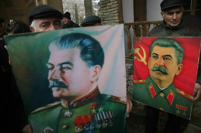 В Великих Луках открыли памятник Иосифу Сталину