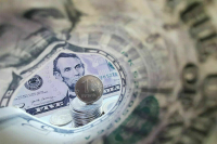 Доллар на Мосбирже подешевел до 93 рублей