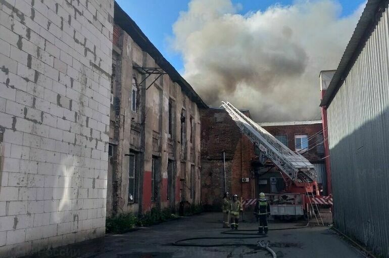 В Подмосковье горит склад с лакокрасочными изделиями