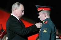 Путин вручил звезды Героев России экипажу танка «Алеша»