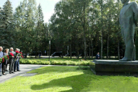 Володин и Терешкова возложили цветы к памятнику Гагарину в Звездном городке