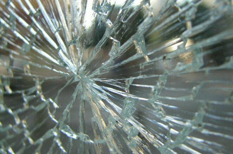 В Брянске упавший беспилотник повредил крышу здания Следственного комитета