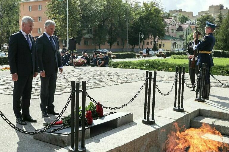 Володин возложил цветы к Могиле Неизвестного солдата в Пскове