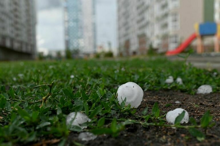 В Новосибирске выпал град размером с яйцо