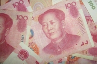 Курс юаня упал до минимума к доллару с 2007 года