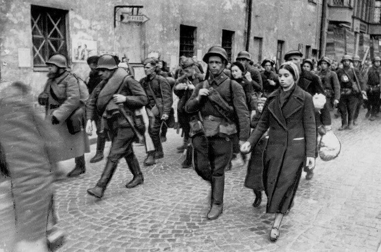  Сентябрь 1941 года. Войска Красной Армии идут по Загородному проспекту Ленинграда. ЛенТАСС. Автор фото Г. Чертов.