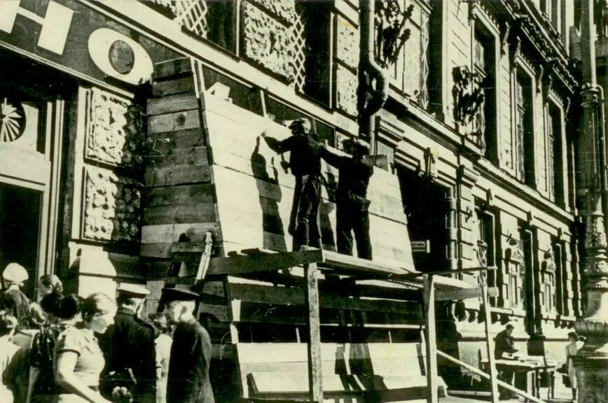 Август 1941 года. Фрагмент Елисеевского гастронома на Невском проспекте Ленинграда, который укрывают защитными сооружениями - деревянными щитами.