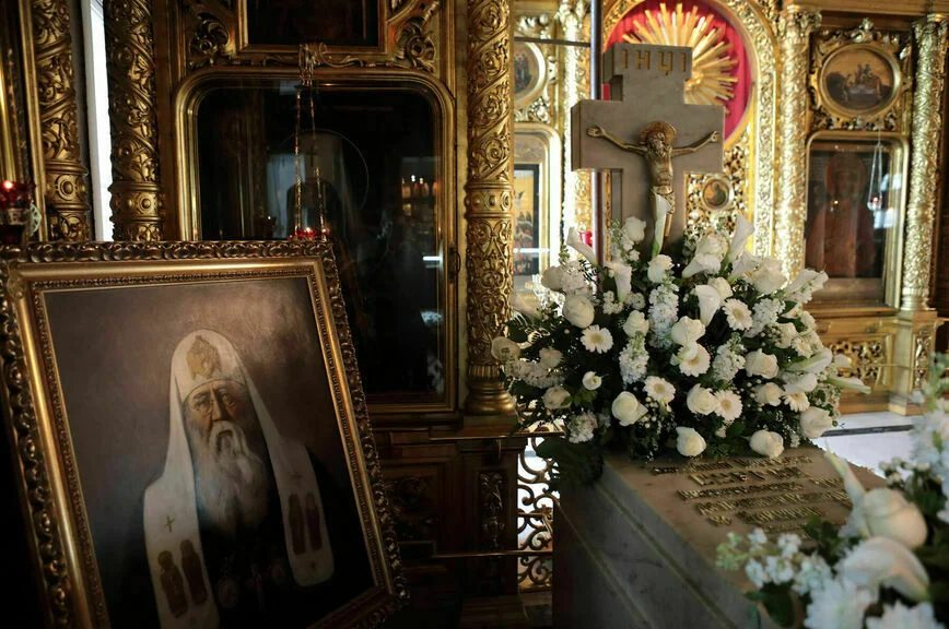 Место захоронения Патриарха Сергия (Старогородского) в Никольском приделе Богоявленского собора, Москва.