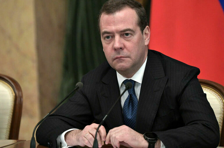 Медведев призвал приостановить дипотношения со странами Евросоюза