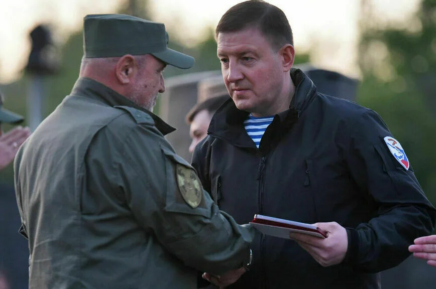 В мае 2022 года первый вице-спикер Совета Федерации Андрей Турчак (справа) вручил
медали «За освобождение Мариуполя» военнослужащим и сотрудникам силовых подразделений ДНР в Донецке.