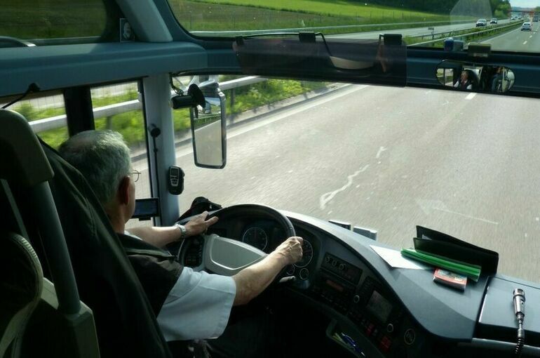 В Волгоградской области водитель автобуса забыл школьника на остановке