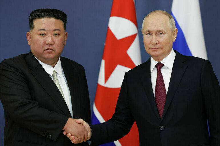 Путин подарил Ким Чен Ыну карабин и перчатку от космического скафандра