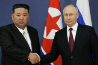Путин подарил Ким Чен Ыну карабин и перчатку от космического скафандра