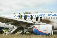 Следствие изъяло черные ящики самолета, экстренно севшего под Новосибирском
