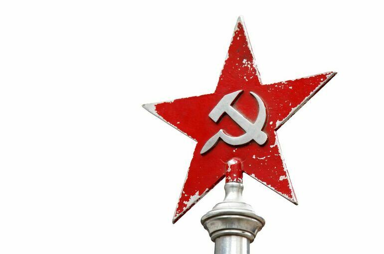В Киеве с обелиска городу-герою начали снимать символику СССР