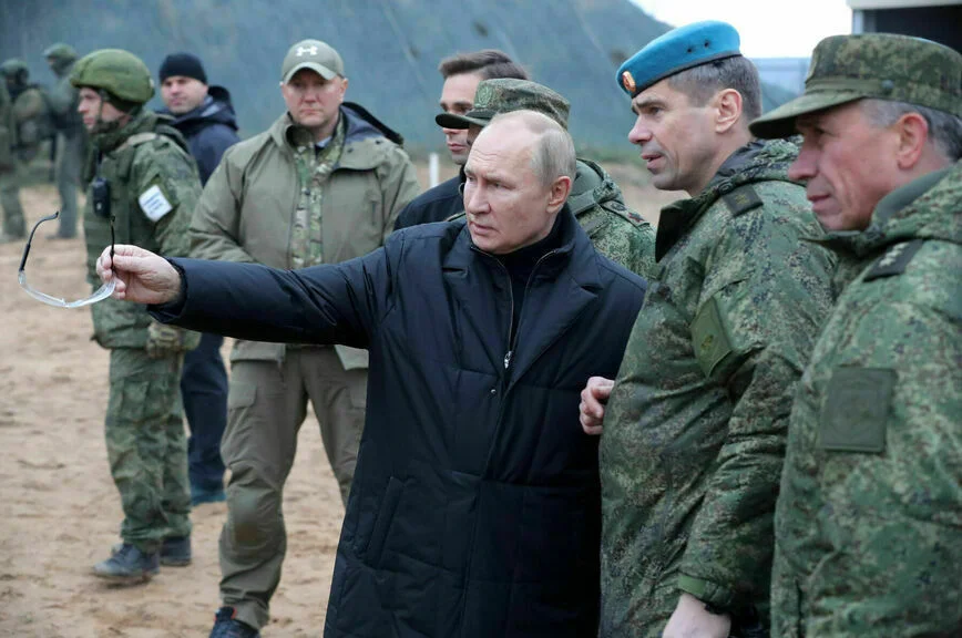 Президент Владимир Путин 20 октября 2022 года посетил военный полигон в Рязанской
области и проверил ход подготовки мобилизованных военнослужащих.