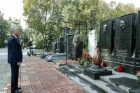 Володин возложил цветы к могиле военного летчика Виктора Талалихина в Москве