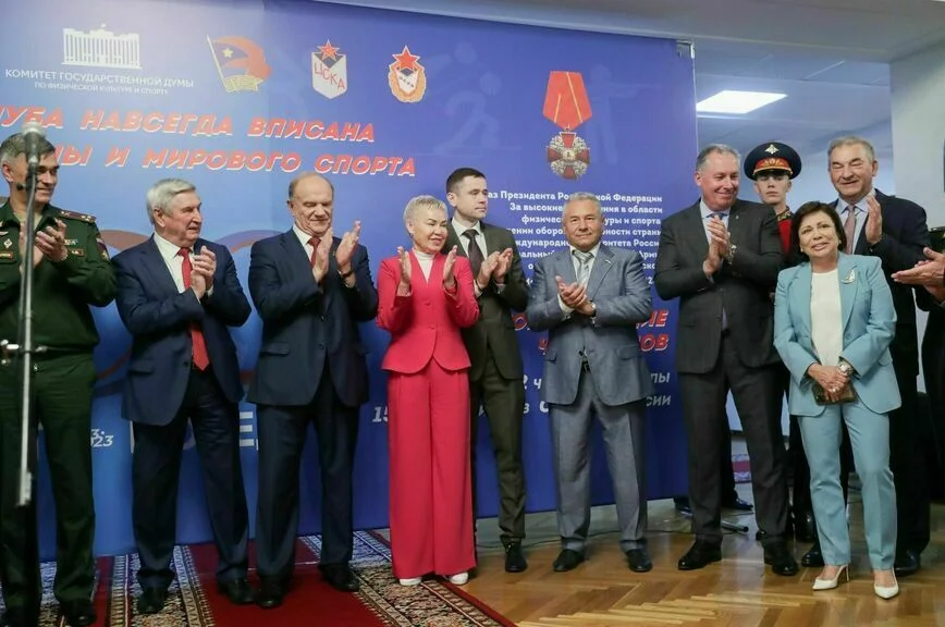 В Госдуме показали кубки и фотографии спортсменов ЦСКА