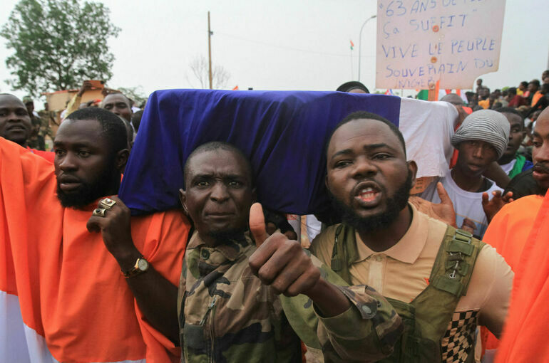Al Arabiya: Посол Франции покинул Нигер и направился в Париж
