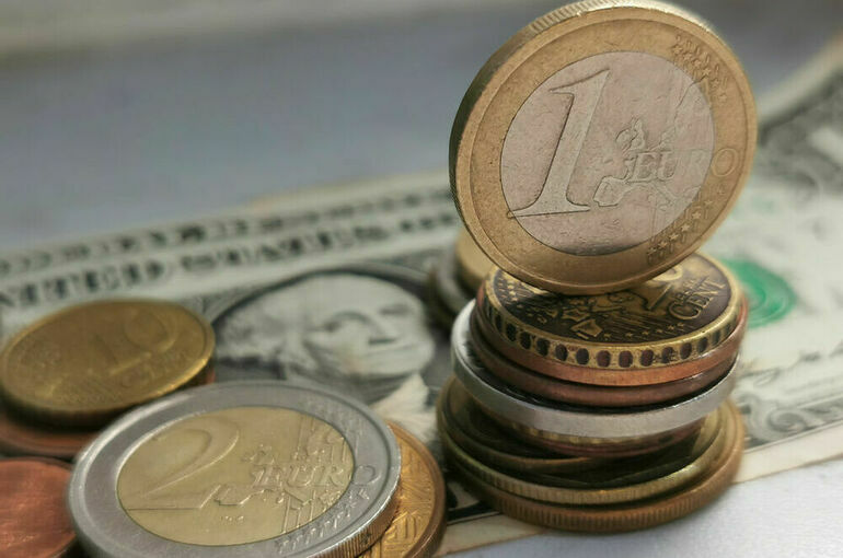Курс евро на Московской бирже превысил 103 рубля впервые с 20 сентября