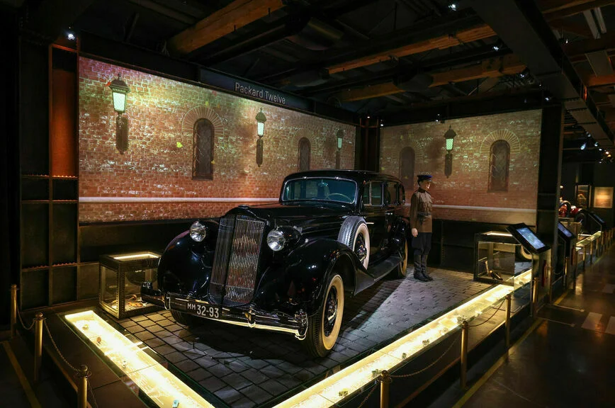PACKARD TWELVE 1508. Любимая машина Сталина и советской элиты обладала 180-сильным двигателем рабочим объемом 7,7 литра, он позволял развивать скорость до 150 км/ч. Отдельные стальные бронелисты толщиной 6–6,5 мм крепились к деревянному каркасу. Защита должна была выдержать пулю, выпущенную с расстояния 100 м из винтовки Мосина образца 1891 года.
