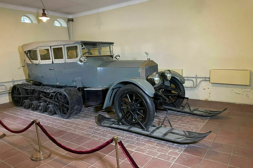ROLLS-ROYCE SILVER GHOST. Полугусеничный автомобиль Владимира Ленина. Вместо заднего моста советские инженеры установили гусеничную тележку, а спереди – лыжи. Именно этот автомобиль сохранился до наших дней в музее-заповеднике «Горки Ленинские»/
