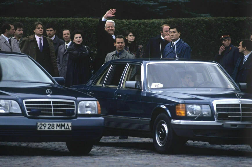 MERCEDES S600 GUARD PULLMAN. Президент Борис Ельцин первым из руководителей страны пересел на иномарку. Длина автомобиля – 6,2 метра, а вес около 3 тонн. На машине установлен 6-литровый двигатель V12 мощностью 400 л. с. Его бронирование защищает от стрелкового оружия и гранат, он оснащен системами тушения огня и защиты от газовой атаки.