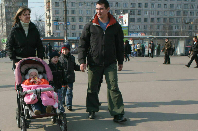 В Общественной палате предложили обязать пешеходов держать детей за руку