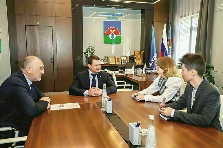 Стажеры Милана Акопова и Арзыбек Турдубаев вместе с депутатом Игорем Герелишиным на встрече с главой Надымского района Дмитрием Жаромских.