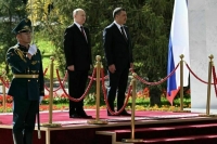Путин в ходе визита в Бишкек возложил венок к мемориалу «Ата-Бейит»