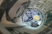 Курс доллара на Мосбирже опустился ниже 93 рублей впервые с 12 сентября
