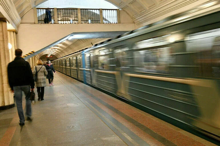 Пассажир упал под поезд в московском метро