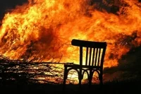 В Петербурге женщина и ребенок погибли при пожаре в частном доме