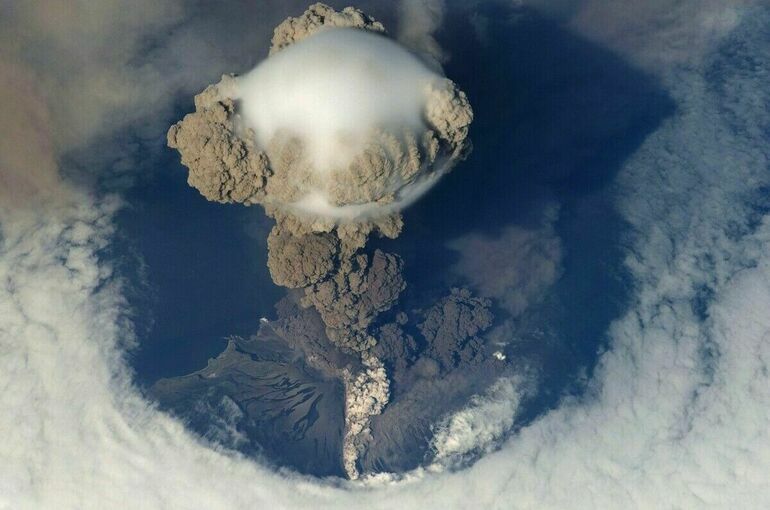 На Камчатке после извержения вулкана произошел пеплопад