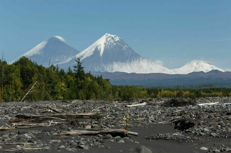 На Камчатке селевые потоки с Ключевского вулкана сошли на автотрассу