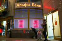Против Альфа-банка возбудили дело за нарушения в рекламе кредитной карты