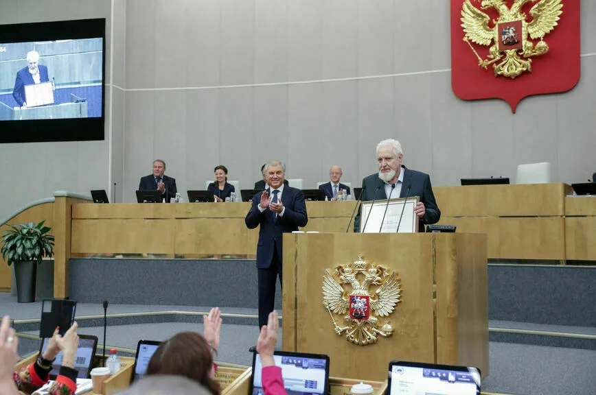 1 октября в Госдуме наградили почетной грамотой 72-летнего Михаила Макарова, который в подмосковном Щелкове задержал грабителя, укравшего телефон у школьника.