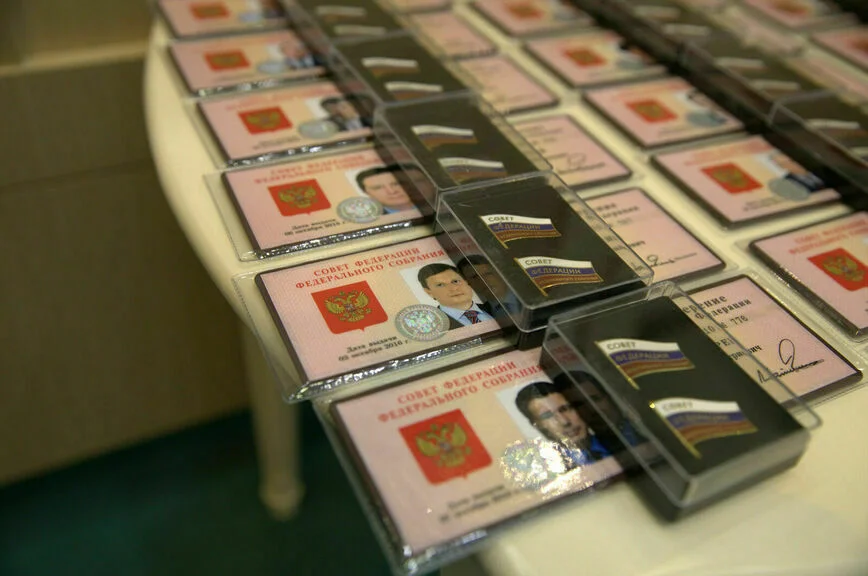  До 2021 года на значке сенатора было написано просто «Совет Федерации», а в удостоверении – «член Совета Федерации».