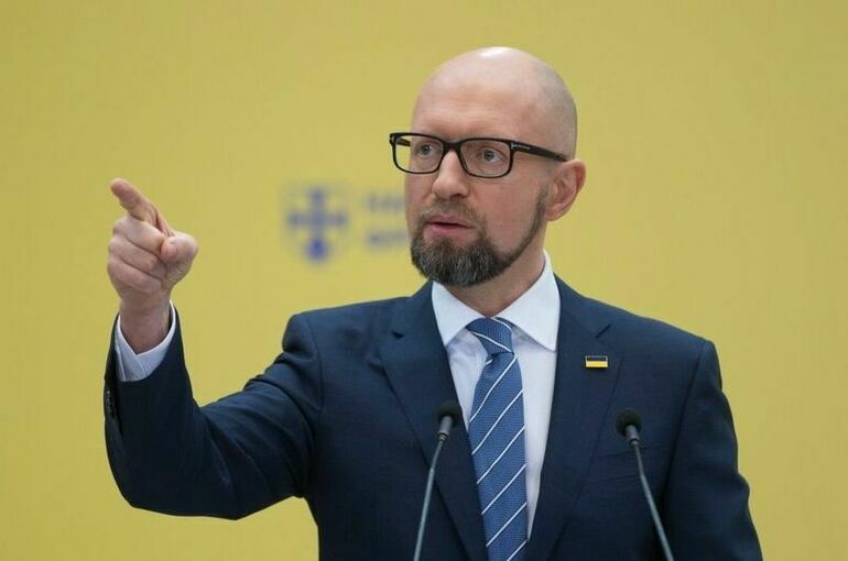 СК заочно предъявил обвинение бывшему премьер-министру Украины Яценюку