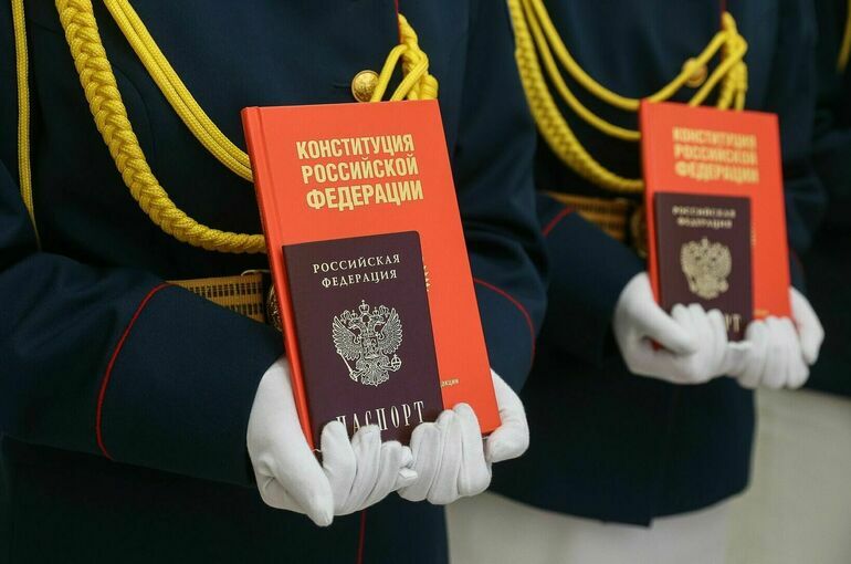 В Совфеде вручили паспорта гражданина РФ юным жителям ЛНР и Херсонской области