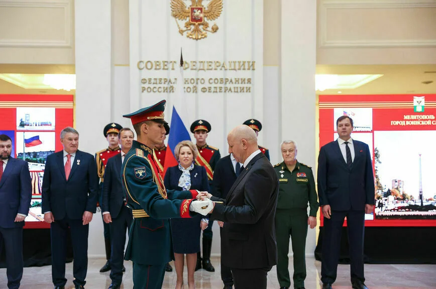 Мариуполю и Мелитополю вручили «Мечи Победы»