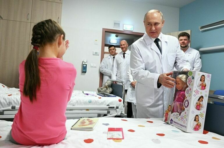 Путин посетил центр детской онкологии имени Рогачева
