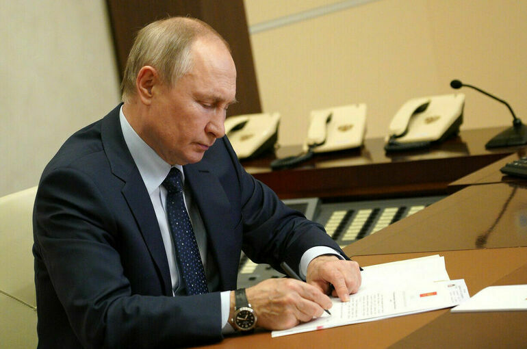 Путин поручил обеспечить поставку судов для перевозок на Чукотке
