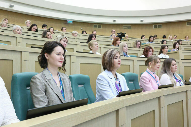 В Совфеде вручили дипломы выпускницам программы «Женщина-лидер»