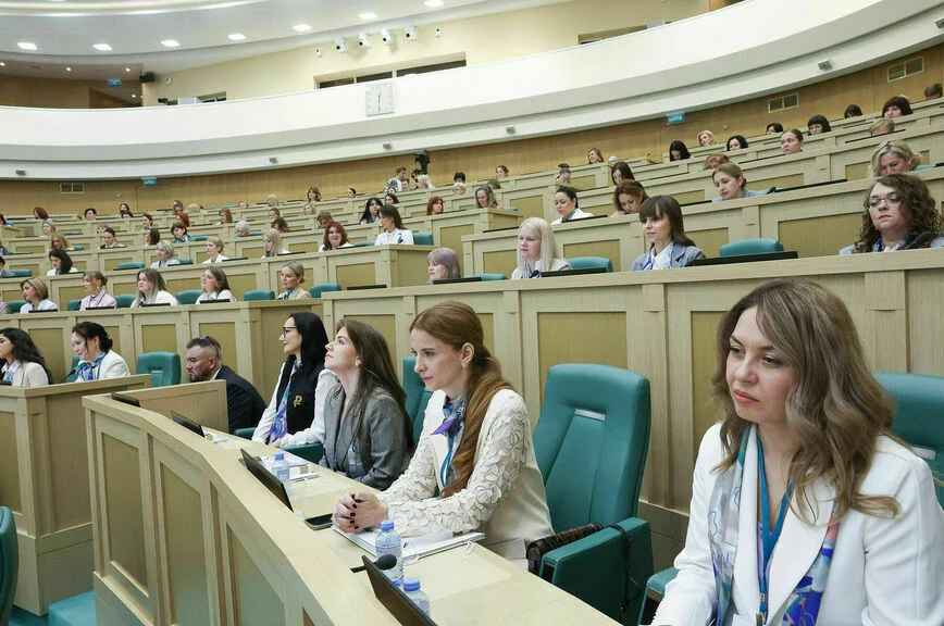 В Совфеде вручили дипломы выпускницам программы «Женщина-лидер»