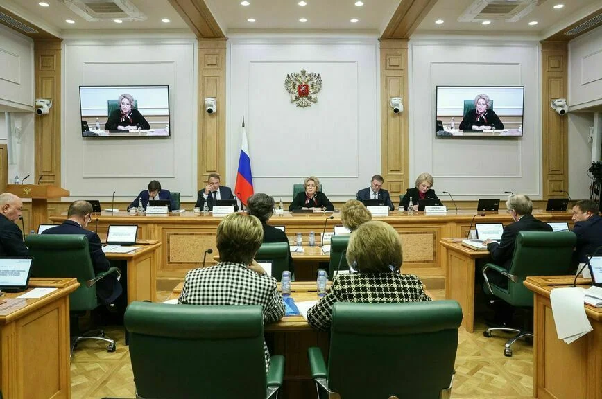 В Совфеде предложили заменить дедлайн на «срок исполнения», а кофе-брейк — на «перерыв»
