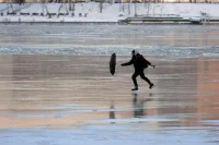 В Петербурге до 15 апреля запретили выход на лед водоемов
