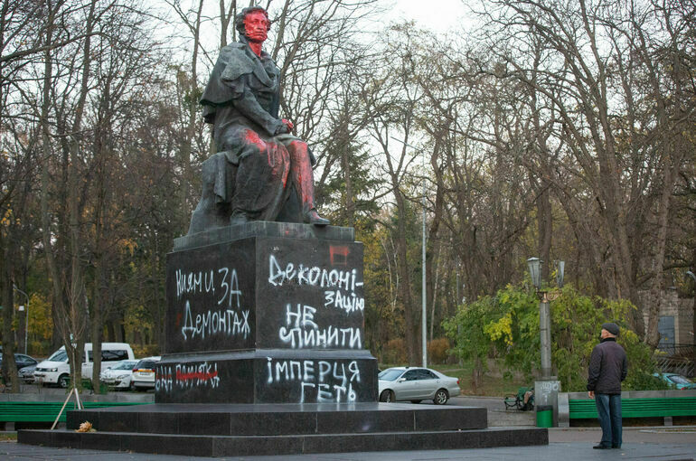 В Киеве демонтировали памятник Пушкину