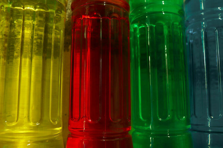 В России хотят запретить пластиковые бутылки нестандартных цветов