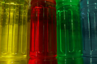 В России хотят запретить пластиковые бутылки нестандартных цветов